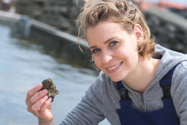 Femael shell boer houden van verse oesters — Stockfoto