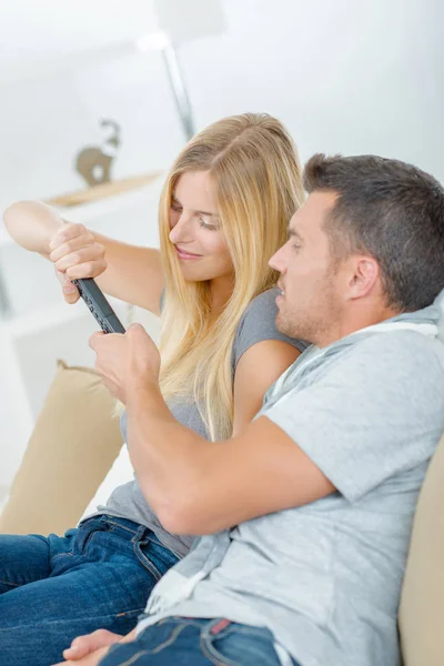 Pareja luchando por el control remoto — Foto de Stock