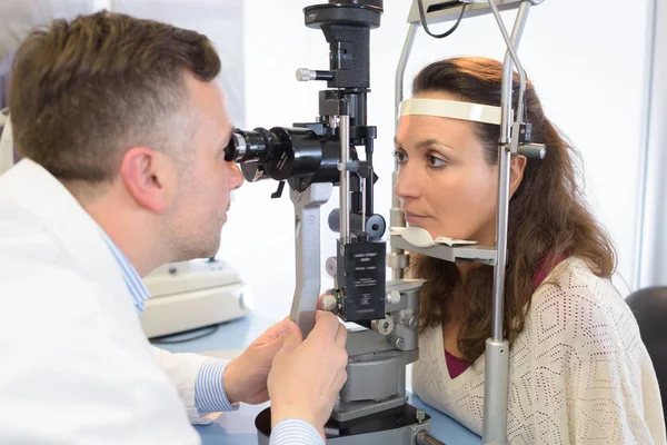 Mujer teniendo prueba ocular — Foto de Stock