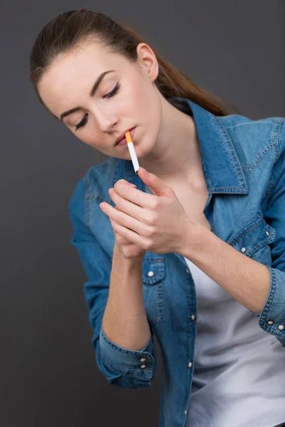 Junge Frau zündet sich Zigarette an — Stockfoto