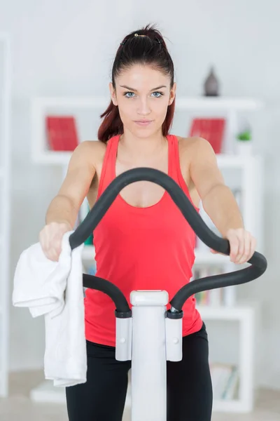 Jeune femme sur la machine d'exercice — Photo