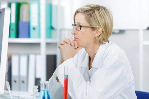 Medico in laboratorio e medico — Foto Stock