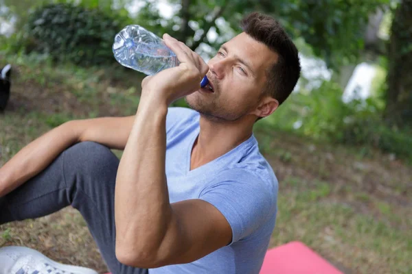 Uomo acqua potabile dopo l'esercizio — Foto Stock