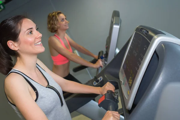 Mujeres en el cinturón de correr —  Fotos de Stock