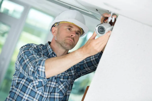 Técnico profesional de CCTV trabajando — Foto de Stock