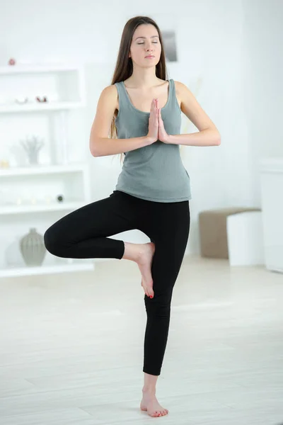 Posizione di yoga in piedi e yoga — Foto Stock