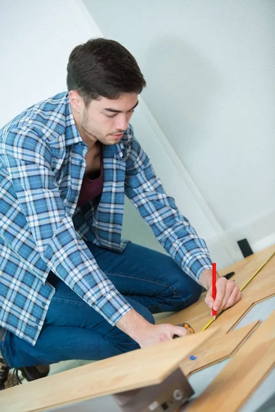 Ung man montering möbler — Stockfoto