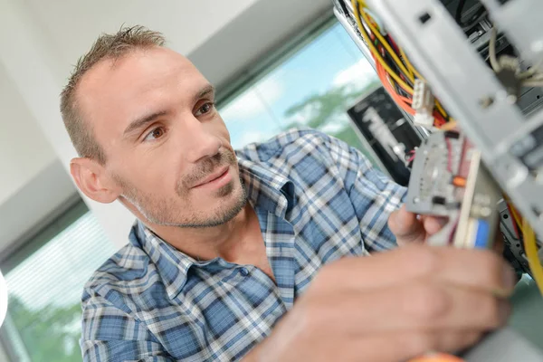 Ingeniero informático que trabaja en la consola rota —  Fotos de Stock