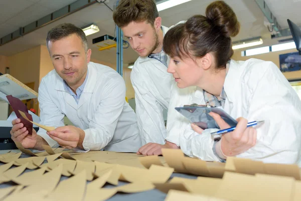 Futuro ensamblador con profesor — Foto de Stock