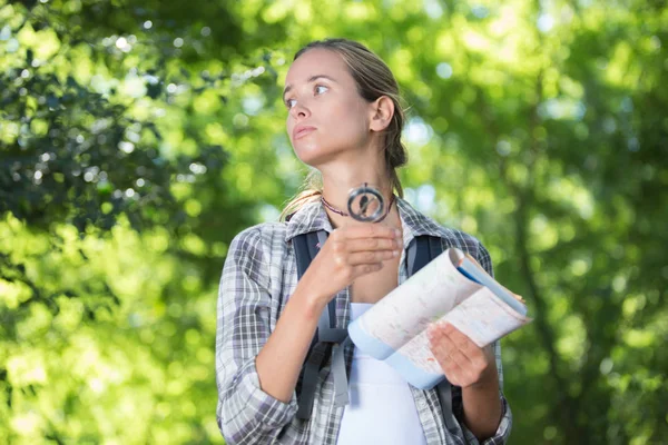 Female hiker deciding which path to take — Stock Photo, Image