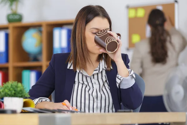 Bella donna che beve caffè in un ufficio — Foto Stock