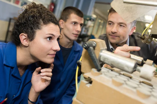 Lehrer zeigt auf die Maschine — Stockfoto