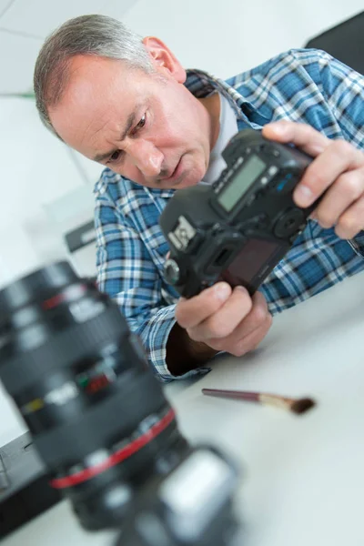 Man repareren camera en man — Stockfoto