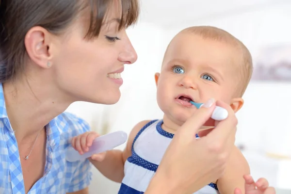 Madre mide la temperatura de un bebé — Foto de Stock