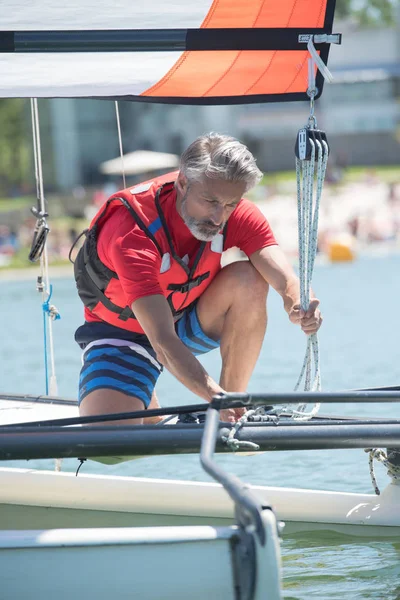 Entrenamiento profesional de hombre de agua en el lago con catamarán — Foto de Stock