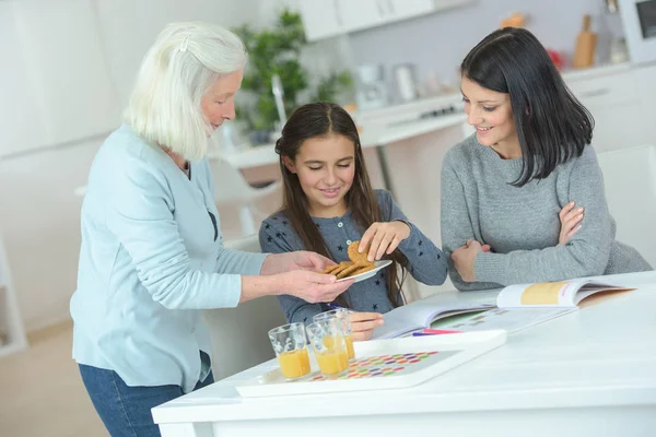 Hora de la merienda en casa de las abuelas —  Fotos de Stock