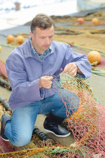 Fiskaren inspektera nät och fiskare — Stockfoto