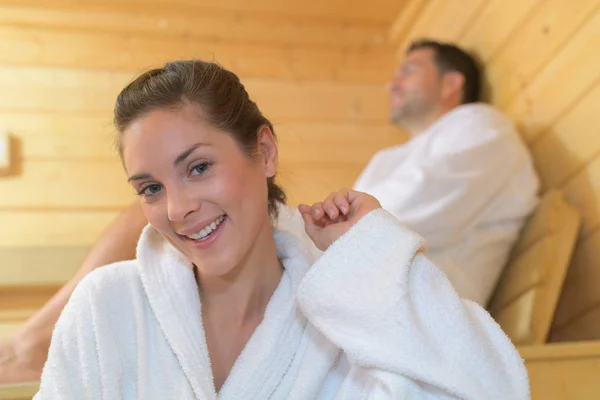 Casal feliz no amor relaxante na sauna — Fotografia de Stock