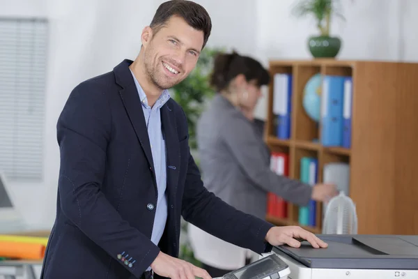 Affärsmannen utskrift och avsöka ett dokument — Stockfoto