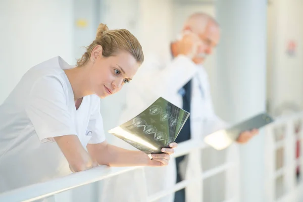 Enfermera mujer mirando rayos X — Foto de Stock