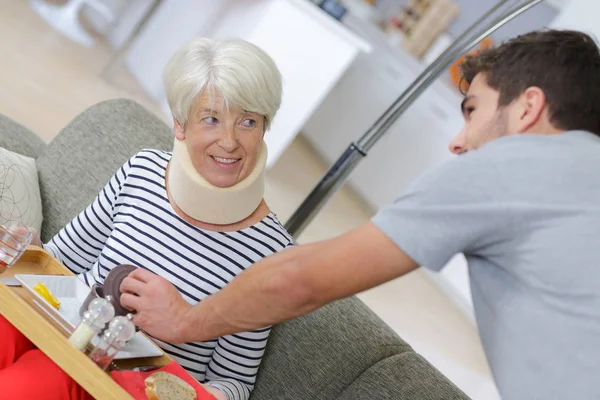 Ger måltid till skadade mor — Stockfoto