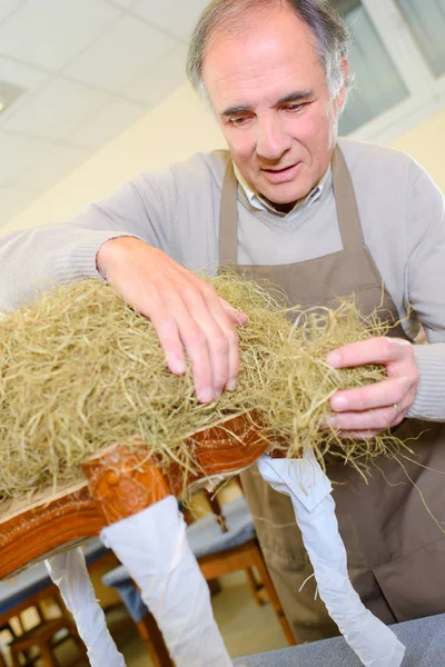 Stoffeerders herstellen antieke stoffering — Stockfoto