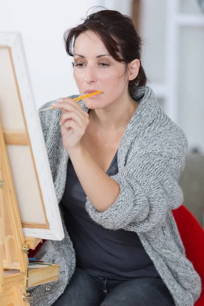 Vrouwelijke iets schilderen en schilderen — Stockfoto