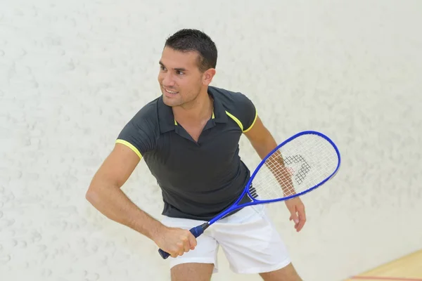 Jogador de tênis profissional detém raquete tenis — Fotografia de Stock
