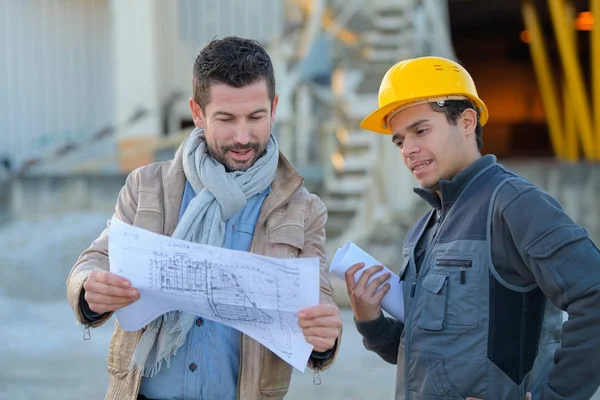 Construction specialist and worker outdoors — Stock Photo, Image