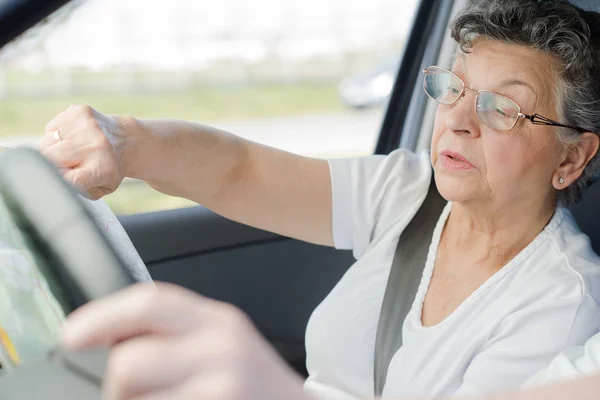 Starší žena jedoucím autě — Stock fotografie