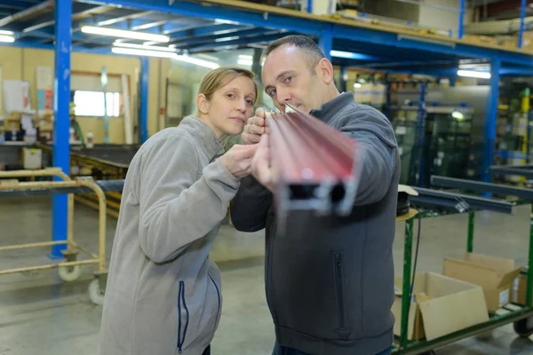 Pasíř hledá nějaké kovové tyče — Stock fotografie