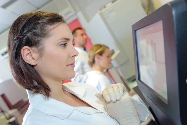 Lab tekniker på arbetsplatsen — Stockfoto