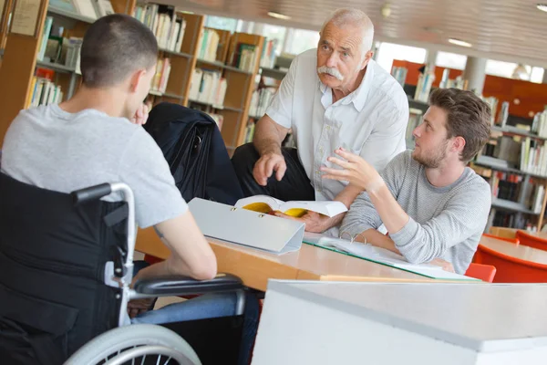 Studenter och lärare i biblioteket — Stockfoto