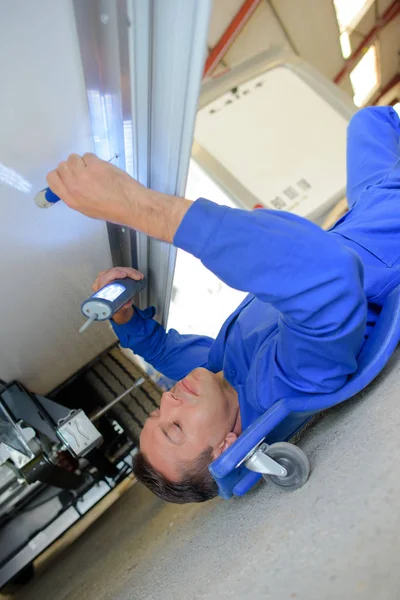 Mecánico trabajando debajo del vehículo — Foto de Stock