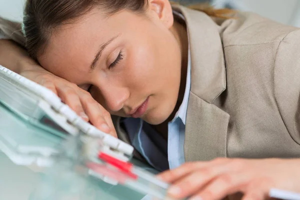 Affärskvinna som sover i office — Stockfoto