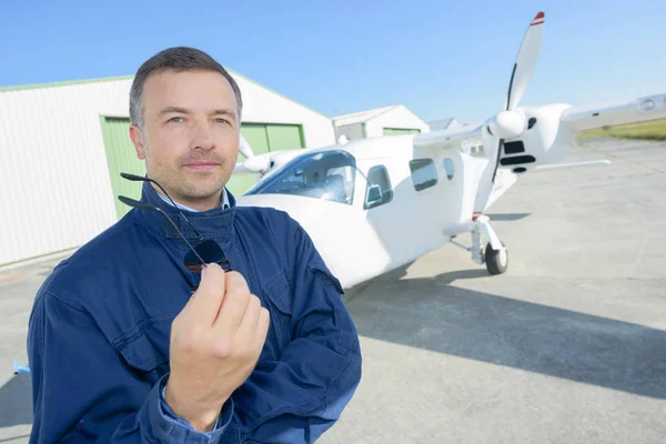 Αεροπορικής εταιρείας πιλότος στέκεται κοντά σε αεροσκάφη — Φωτογραφία Αρχείου