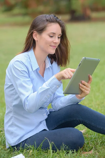 Mujer atractiva joven usando el ordenador portátil al aire libre — Foto de Stock