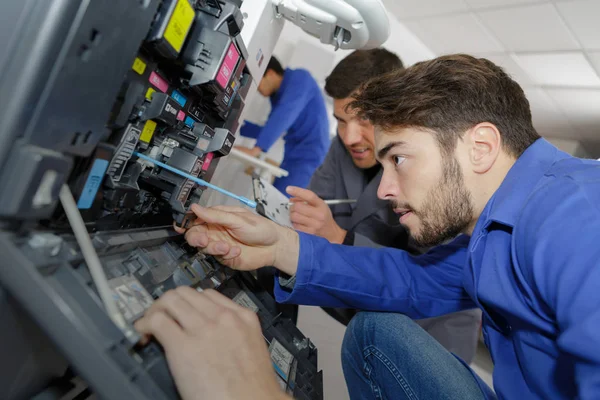 Tenere un cacciavite per il fissaggio della stampante — Foto Stock