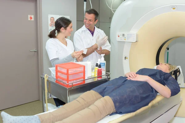 Médico que dá instruções ao técnico para a realização de ressonância magnética — Fotografia de Stock