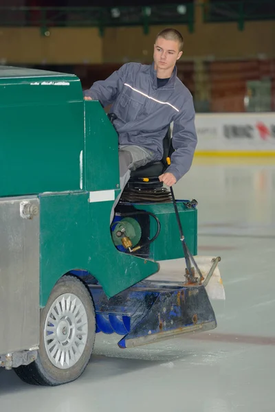 Worker using machine to clean ice at ice skate rink — Stock Photo, Image