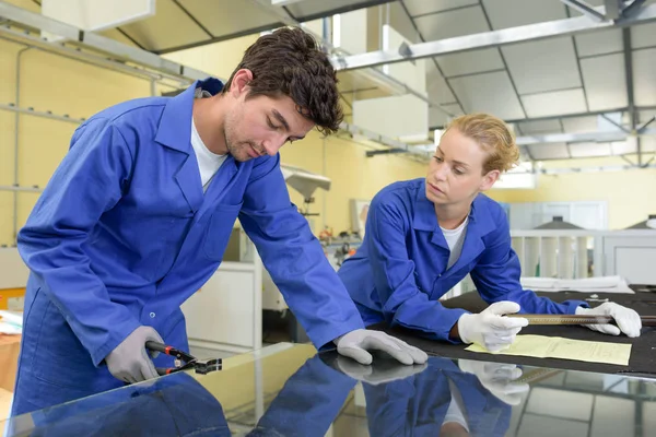 Glas productie arbeider en werk — Stockfoto