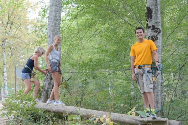 Freunde klettern am Seil im Erlebnispark — Stockfoto