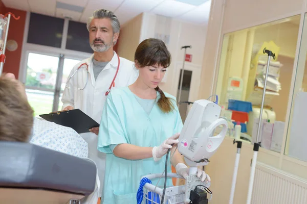 Arzt dreht seine Runde im Krankenhaus — Stockfoto