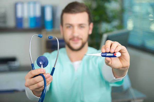 Krankenschwester mit Thermometer — Stockfoto