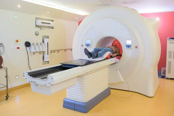 Mri 검사를 받고 고 자기 — 스톡 사진