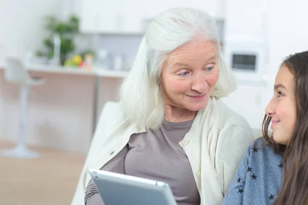 Glückliche Großmutter und Enkelin genießen das Zusammensein — Stockfoto