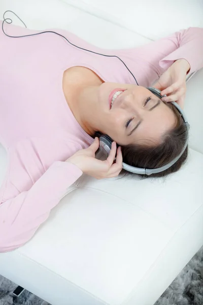 Listening to the playlist — Stock Photo, Image