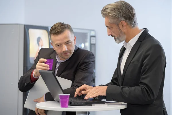 Twee zakenmannen die een koffiepauze hebben — Stockfoto