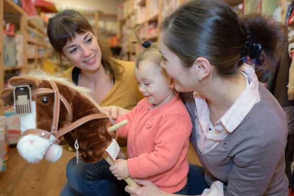 Покупка игрушки для ребенка — стоковое фото