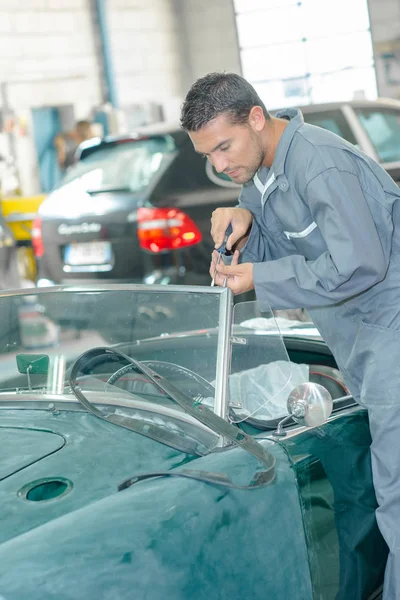 Mechanic repairing a windscreen — Stock Photo, Image